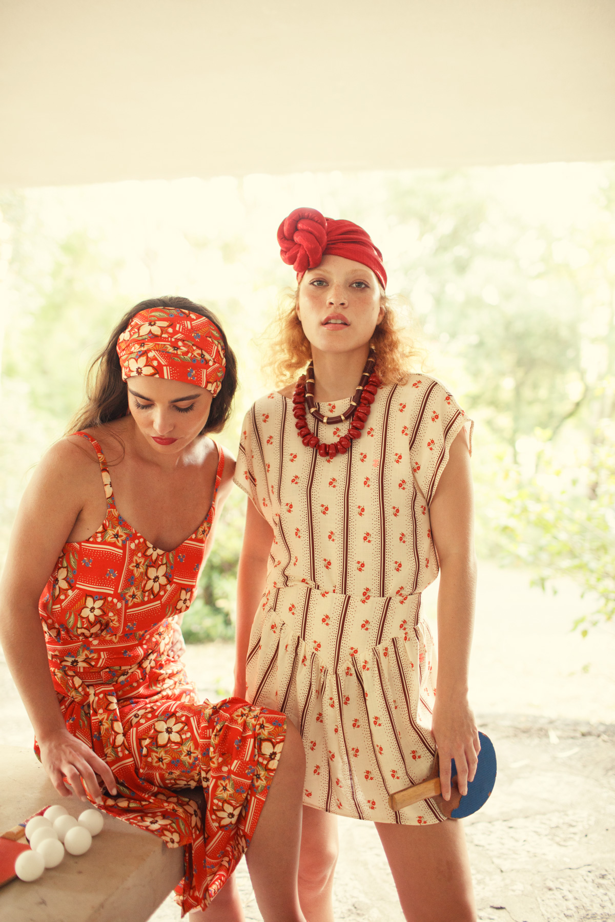 Długa sukienka czerwona z kwiatowym nadrukiem 4